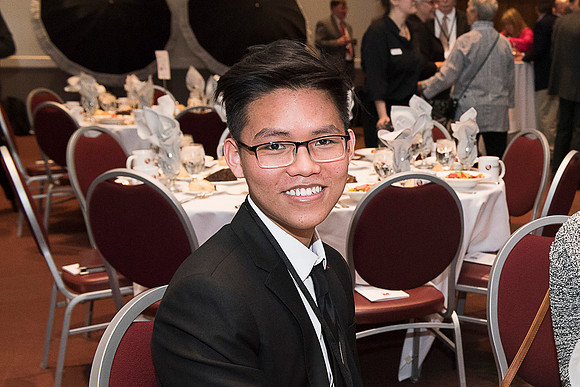 2019 PS&E Banquet 078 _ME47709 pre-dinner gathering